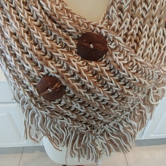 🌺BEIGE & WHITE KNIT SCARF WITH BUTTONS & FRINGE - Picture 2 of 4
